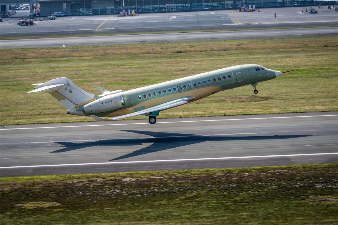 Dassault Falcon 10X first flight, Falcon 10X maiden flight, Dassault Aviation Falcon 10X, Falcon 10X flight test, Dassault Falcon business jet, Falcon 10X Mach 0.82, Falcon 10X Bordeaux flight, Dassault Aviation business aviation, Falcon 10X test aircraft, next generation business jet,